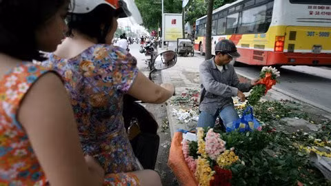 Khách mua hoa không chỉ có phụ nữ.