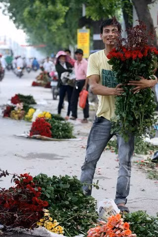 Để dễ bán, hoa được bày tràn xuống lòng đường.