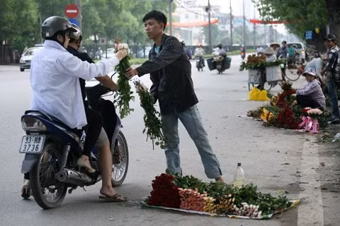 Với “thượng đế” thật tiện khi chỉ cần chống chân giữa đường là mua được bó hoa.