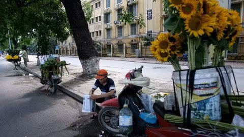 Chờ khách mua hoa trước cổng trường Đại học Khoa học Xã hội và Nhân văn.