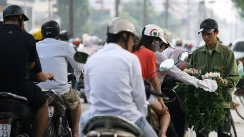 Vào những ngày rằm hay mồng một âm lịch, người đi lễ chùa nườm nượp dừng xe mua hoa thường gây ách tắc giao thông.