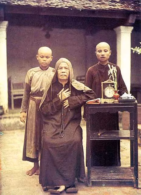 Chú thích của tác giả: Một bà vãi và hai chú tiểu, khoảng năm 1916 Chú thích của tác giả: Một bà vãi và hai chú tiểu, khoảng năm 1916