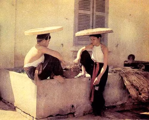 Chú thích của tác giả: Hai cô gái mặc áo yếm, đội nón Ba Tầm (tức nón quai thao) Chú thích của tác giả: Hai cô gái mặc áo yếm, đội nón Ba Tầm (tức nón quai thao)