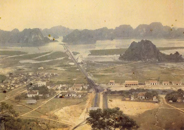 Chú thích của tác giả: Hòn Gai (nơi có mỏ than), 1915 Chú thích của tác giả: Hòn Gai (nơi có mỏ than), 1915