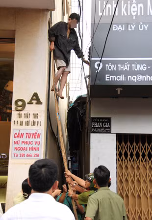 Một tấm đệm hơi loại lớn cũng được bố trí sẵn. Các cơ quan chức năng bắt đầu dùng biện pháp “mạnh” một đầu để cầu thang cho S. tự trèo xuống, đầu bên kia, mộ số lính cứu hộ đang tiếp cận. Một tấm đệm hơi loại lớn cũng được bố trí sẵn. Các cơ quan chức năng bắt đầu dùng biện pháp “mạnh” một đầu để cầu thang cho S. tự trèo xuống, đầu bên kia, mộ số lính cứu hộ đang tiếp cận.