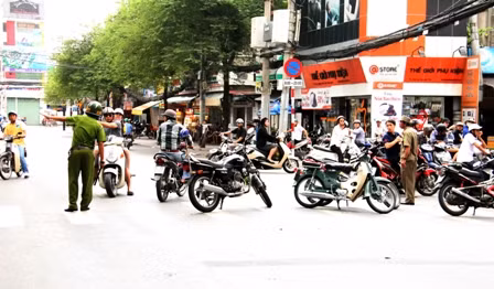 Mọi người bắt đầu thuyết phục và kêu S. nên bình tĩnh trèo xuống nhưng người này không nghe, lực lượng chức năng luôn “mềm mỏng” vì sợ khi dùng biện pháp sẽ làm cho nạn nhân hoảng loạn nhảy xuống dưới. Mọi người bắt đầu thuyết phục và kêu S. nên bình tĩnh trèo xuống nhưng người này không nghe, lực lượng chức năng luôn “mềm mỏng” vì sợ khi dùng biện pháp sẽ làm cho nạn nhân hoảng loạn nhảy xuống dưới.