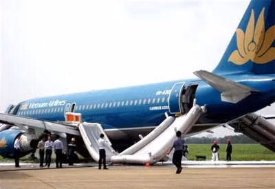 Máy bay Vietnam Airlines phát ra tiếng nổ lớn khi hạ cánh ảnh 1