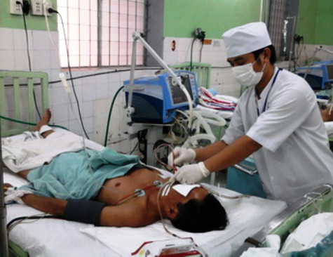 Anh Hùng cấp cứu tại bệnh viện Đa khoa Đồng Nai (ảnh T.D)