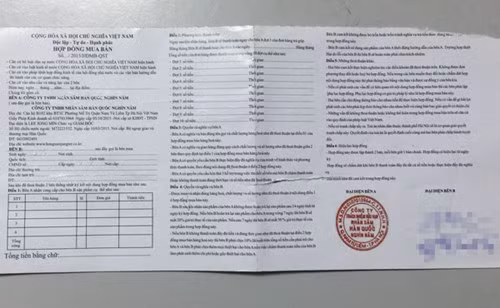 Mặt sau biến thành hợp đồng mua bán chữ bé li ti, các cụ không thể đọc nổi, dù có kính (ảnh: ANTĐ) Mặt sau biến thành hợp đồng mua bán chữ bé li ti, các cụ không thể đọc nổi, dù có kính (ảnh: ANTĐ)