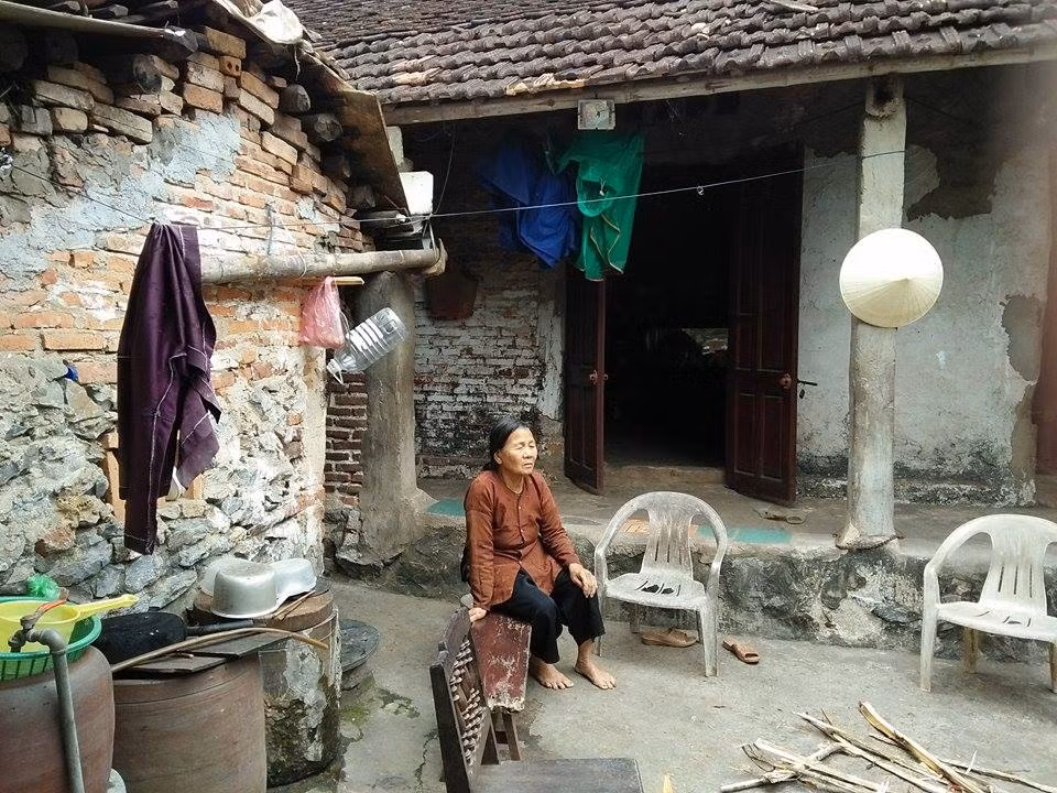 Bà Lê Thị Lũy (73 tuổi, trú tại phố 7, phường Đông Cương, TP. Thanh Hóa), một trong những hộ dân trong diện đền bù của dự án, gia cảnh nghèo khổ nhưng cán bộ vẫn quyết xin bà tiền đền bù. Ảnh Quốc Toản. Bà Lê Thị Lũy (73 tuổi, trú tại phố 7, phường Đông Cương, TP. Thanh Hóa), một trong những hộ dân trong diện đền bù của dự án, gia cảnh nghèo khổ nhưng cán bộ vẫn quyết xin bà tiền đền bù. Ảnh Quốc Toản.