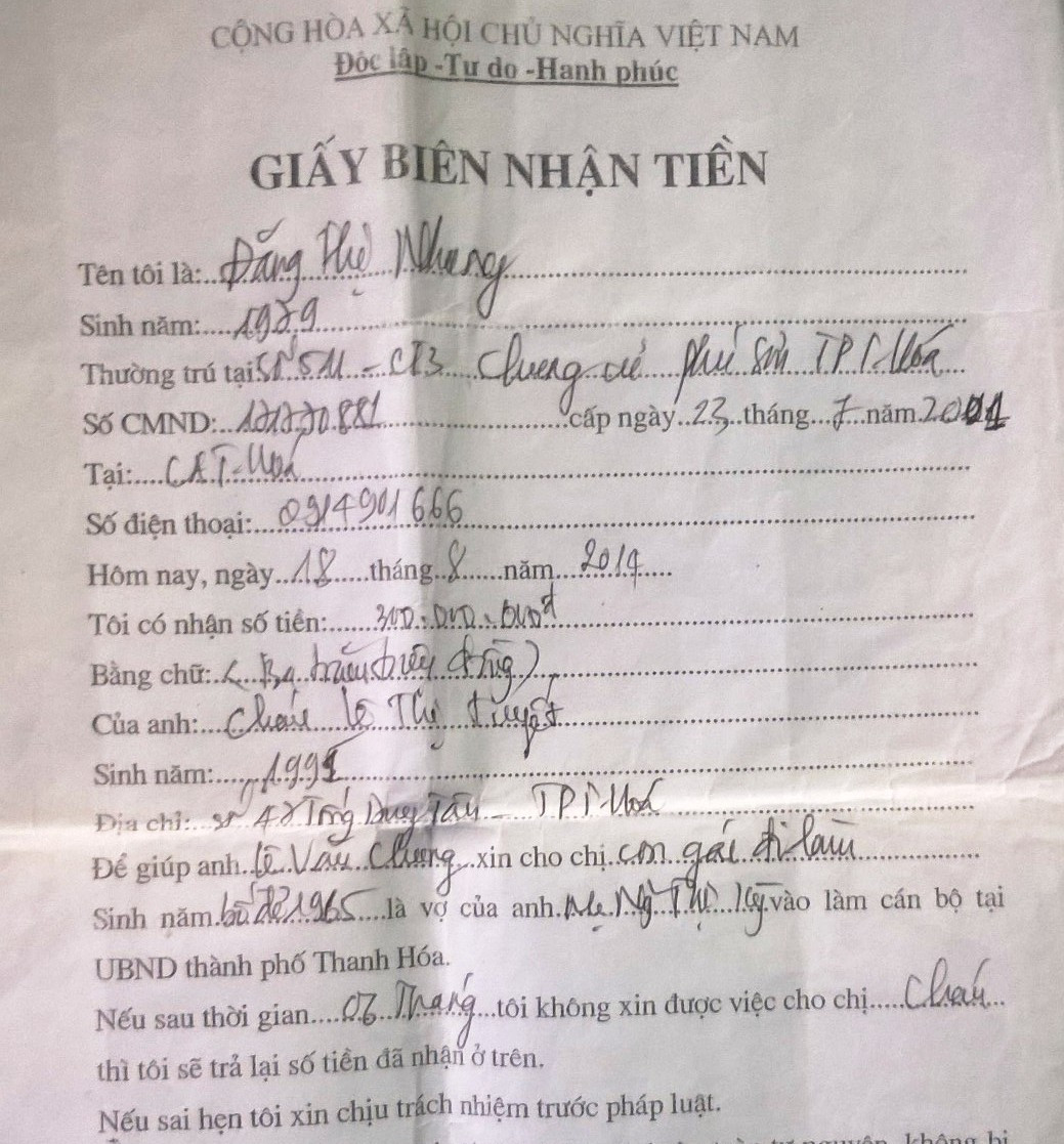 Giấy biên nhân tiền ngày 18/8/2014 ghi rõ, bà Nhung nhận 300 triệu đồng từ bà Lê Thị Tuyết để xin việc (Anh:QUỐC TOẢN) Giấy biên nhân tiền ngày 18/8/2014 ghi rõ, bà Nhung nhận 300 triệu đồng từ bà Lê Thị Tuyết để xin việc (Anh:QUỐC TOẢN)