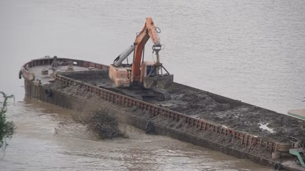 Tàu khủng đổ trăm tấn chất thải nguy hại xuống sông Hồng (ảnh đăng trên Báo điện tử Vietnamnet.vn). Tàu khủng đổ trăm tấn chất thải nguy hại xuống sông Hồng (ảnh đăng trên Báo điện tử Vietnamnet.vn).