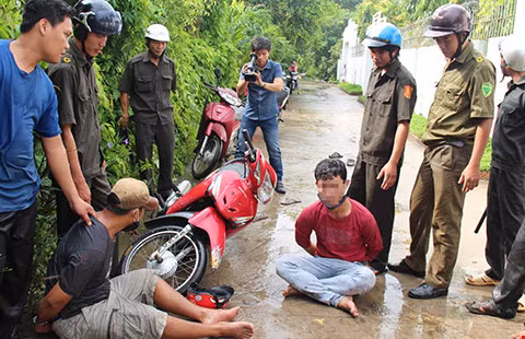 Công an xã kiểm tra hành chính một trường hợp tham gia giao thông trên đường liên thôn (ảnh: Báo Pháp luật TP. Hồ Chí Minh). Công an xã kiểm tra hành chính một trường hợp tham gia giao thông trên đường liên thôn (ảnh: Báo Pháp luật TP. Hồ Chí Minh).