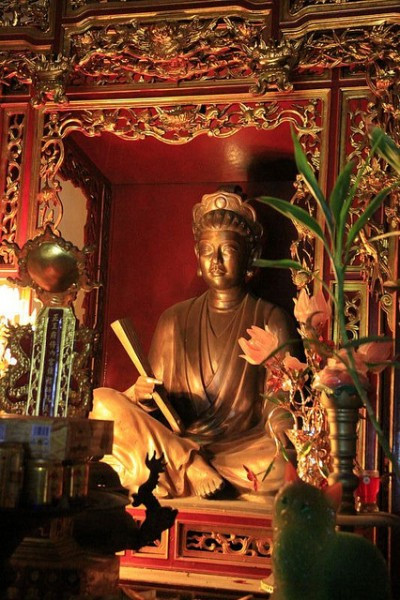 Tượng nữ Tiến sĩ Nguyễn Thị Duệ trong khám thờ ở hậu cung Văn miếu Mao Điền (Hải Dương). Tượng nữ Tiến sĩ Nguyễn Thị Duệ trong khám thờ ở hậu cung Văn miếu Mao Điền (Hải Dương).