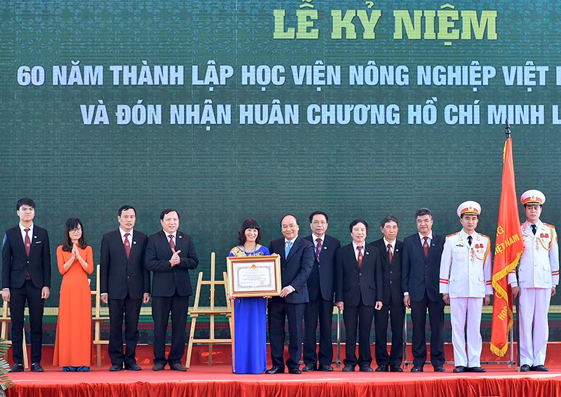 Thủ tướng trao huân chương Hồ Chí Minh cho Học viện Nông nghiệp Việt Nam (ảnh Văn phòng Chính phủ).