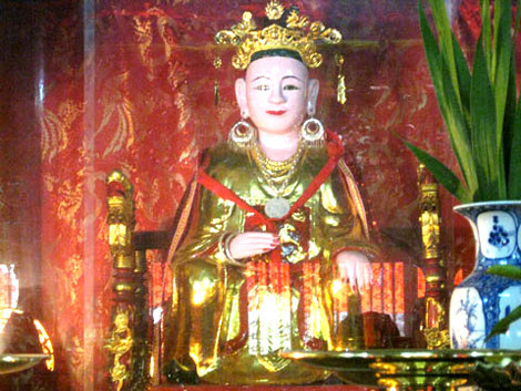 Tượng thờ "Vua Bà" Lý Chiêu Hoàng tại đền Rồng (ảnh đăng trên báo điện tử Kienthuc.net.vn). Tượng thờ "Vua Bà" Lý Chiêu Hoàng tại đền Rồng (ảnh đăng trên báo điện tử Kienthuc.net.vn).