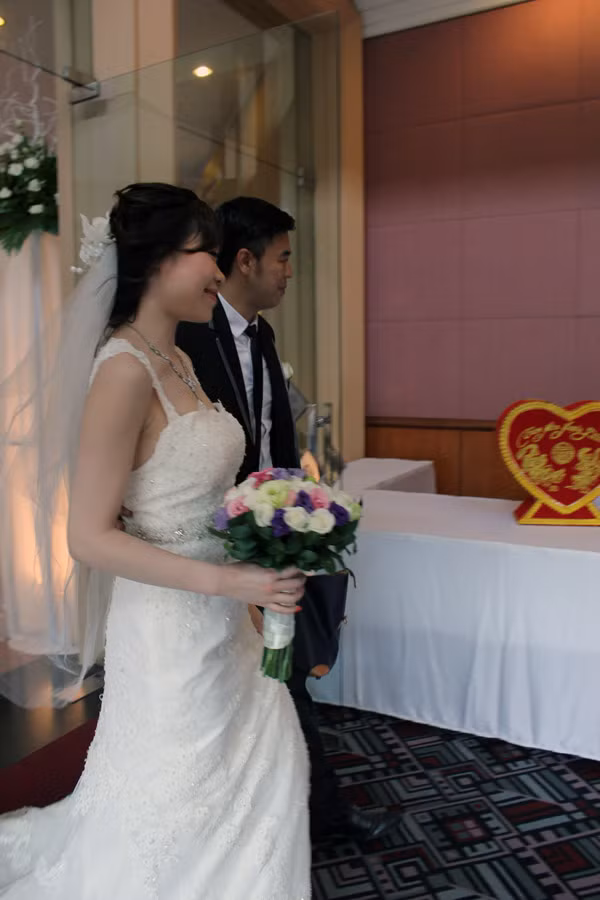 Cả hai dắt tay nhau tình cảm tiến vào phòng tiệc