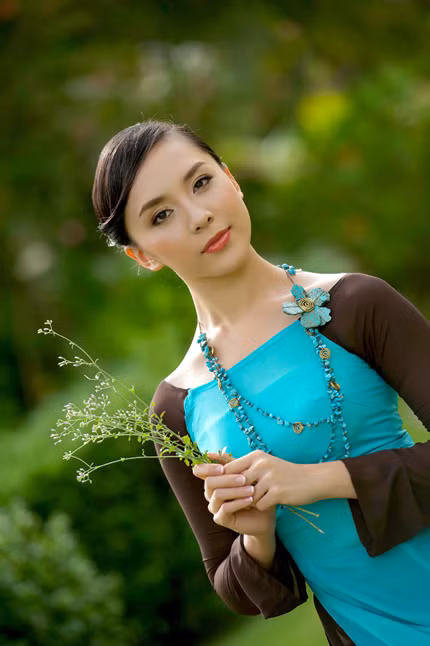 Năm 2008, xảy ra một sự cố đáng tiếc khi Hoa hậu Việt Nam là Thùy Dung chưa tốt nghiệp THPT. Do vậy cô hoa hậu này không được cấp phép dự thi Hoa hậu thế giới 2008. Dù Hoa hậu thế giới không có quy định nhưng Việt Nam lại có quy định này. Lần đầu tiên, người được cử đi thi không phải là Hoa hậu Việt Nam mà là Á hậu 2 Dương Trương Thiên Lý. Đáng tiếc là Thiên Lý đã không ghi thêm được điểm nào cho quốc gia như ở các vòng thi trước. Cô phải dừng bước ngay từ những vòng ngoài của cuộc thi.