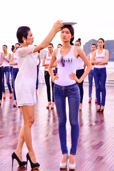 Với vẻ mệt mỏi và sợ hãi của các cô gái trẻ này, liệu họ có tiếp thu bài học một cách tốt nhất?