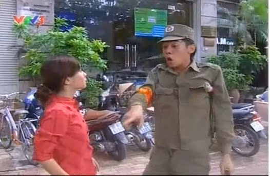 Nhân vật dân phòng nhếch nhác đến khó hiểu khi khóa quần không kéo lên. Nhân vật dân phòng nhếch nhác đến khó hiểu khi khóa quần không kéo lên.