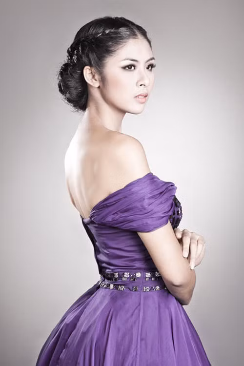 Đương kim Hoa hậu Ngọc Hân sau khi đăng quang bị một số người chê... xấu (chưa có tiền lệ trong lịch sử hoa hậu); sau đó là chuyện cô vắng mặt bất đắc dĩ trong Đại lễ 1.000 năm Thăng Long - Hà Nội và bị công chúng chỉ trích. Nhưng vượt qua tất cả, Ngọc Hân đang chứng tỏ là người miệt mài lao động và có tài năng thực sự trong lĩnh vực thiết kế thời trang. Cô cũng rất tích cực tham gia các hoạt động từ thiện. Đương kim Hoa hậu Ngọc Hân sau khi đăng quang bị một số người chê... xấu (chưa có tiền lệ trong lịch sử hoa hậu); sau đó là chuyện cô vắng mặt bất đắc dĩ trong Đại lễ 1.000 năm Thăng Long - Hà Nội và bị công chúng chỉ trích. Nhưng vượt qua tất cả, Ngọc Hân đang chứng tỏ là người miệt mài lao động và có tài năng thực sự trong lĩnh vực thiết kế thời trang. Cô cũng rất tích cực tham gia các hoạt động từ thiện.