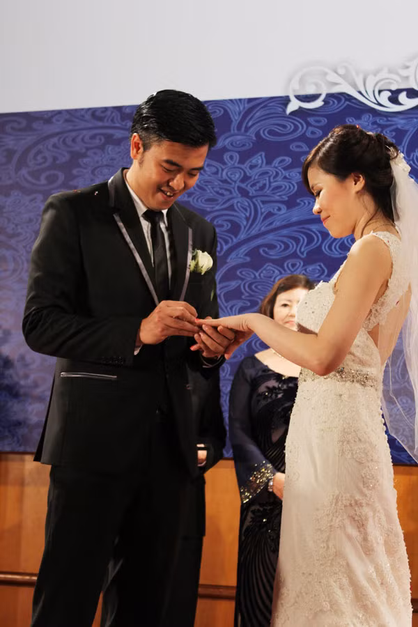 Tuấn Tú trao nhẫn cho vợ mới