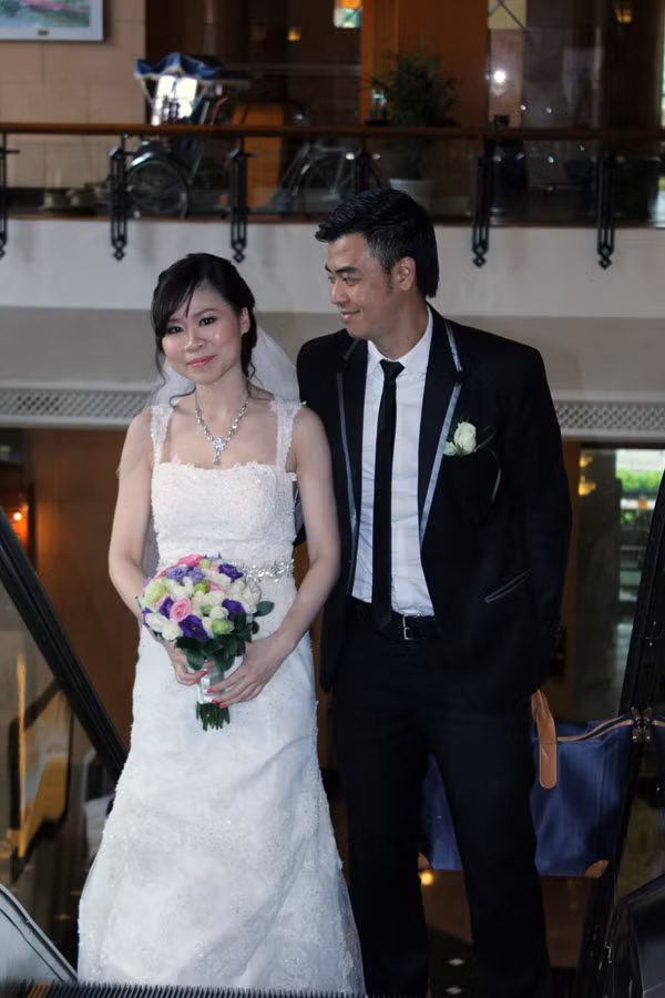 Cô dâu mới ngượng ngùng bên chú rể.