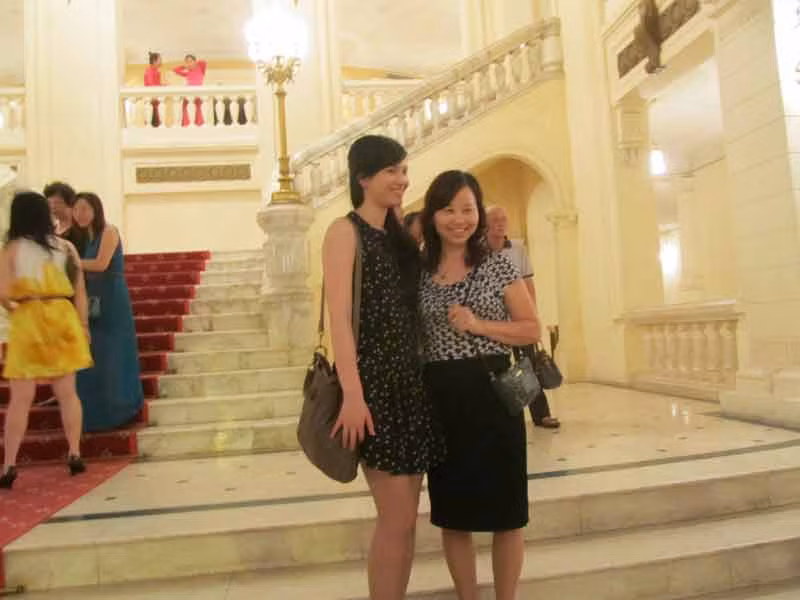 Có một gia đình tổ chức mừng sinh nhật cho người mẹ bằng việc đi xem đêm nhạc "Cầm tay mùa hè". Trong ảnh: Hai mẹ con tranh thủ chụp hình kỷ niệm