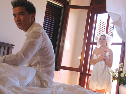 Đàm Vĩnh Hưng tâm sự, cảnh quay với người đẹp Lý Nhã Kỳ trong clip Ngày không bình yên là “cảnh nóng” va chạm nhiều nhất, sexy nhất. “Lý Nhã Kỳ diễn “máu” lắm, diễn như thật. Thật đến nỗi bị sở văn hoá bắt cắt mấy cảnh”, Mr Đàm thổ lộ.