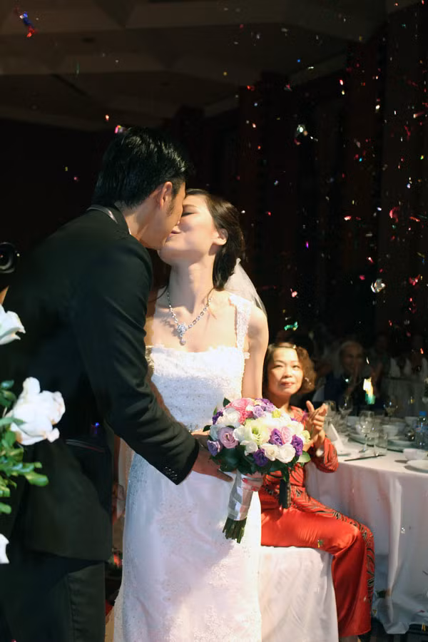 Khoảnh khắc tình cảm của cả hai trong đám cưới