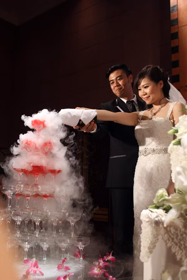 Trên môi cô dâu Thanh Huyền luôn nở nụ cười hạnh phúc, còn chú rể Tuấn Tú lại rất xúc động. Khóe mắt anh đỏ hoe khi nói lời cảm ơn bố mẹ hai bên đã sinh thành và dưỡng dục để cả hai có được ngày hôm nay.