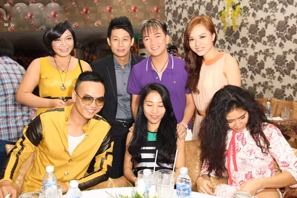 Trưa 7/8, Đàm Vĩnh Hưng đã tổ chức buổi tiệc ăn mừng thành công của liveshow Số Phận và nhân dịp này, nam ca sỹ chính thức giới thiệu Album Góc Khuất đến với khán giả.