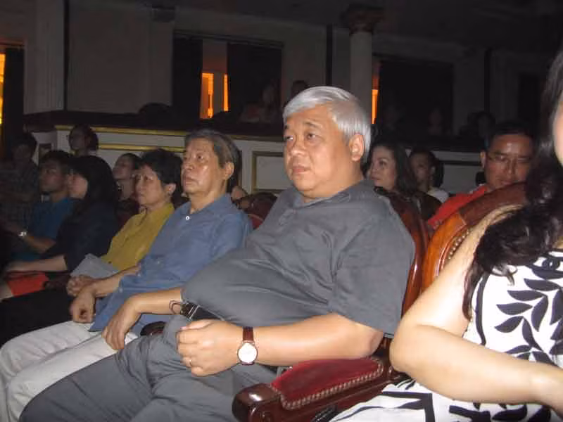 Bầu Kiên xuất hiện trên hàng ghế khán giả. Tuy là người "thét ra lửa" trong giới túc cầu nhưng đến với âm nhạc của hai nữ diva, ông tỏ ra rất say mê.