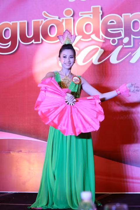"Tôi thích nhất gương mặt của mình vì ai gặp cũng khen tôi xinh và hiền. Ngoài ra, tôi cũng thích làn da của tôi. Nhưng trên hết, tôi nghĩ tôi là cô gái có tấm lòng nhân ái, vị tha." "Tôi thích nhất gương mặt của mình vì ai gặp cũng khen tôi xinh và hiền. Ngoài ra, tôi cũng thích làn da của tôi. Nhưng trên hết, tôi nghĩ tôi là cô gái có tấm lòng nhân ái, vị tha."