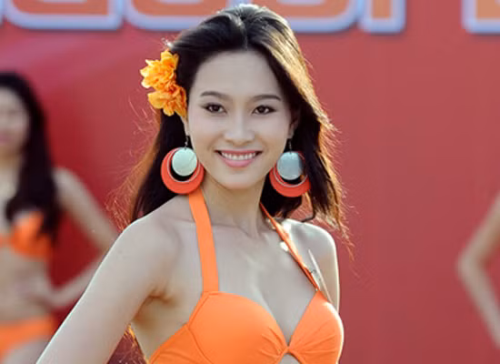 "Đâu phải chỉ có tiền mới giúp mình trở thành Hoa hậu, mà ở phía sau còn có cả công sức của rất nhiều người và sự nỗ lực của riêng tôi". "Đâu phải chỉ có tiền mới giúp mình trở thành Hoa hậu, mà ở phía sau còn có cả công sức của rất nhiều người và sự nỗ lực của riêng tôi".