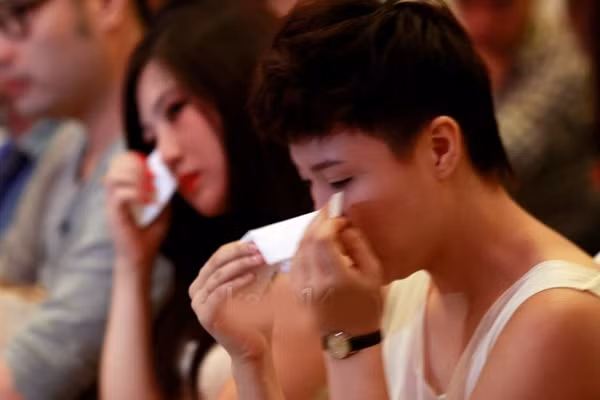 Và các thí sinh cũng sụt sùi. Và các thí sinh cũng sụt sùi.