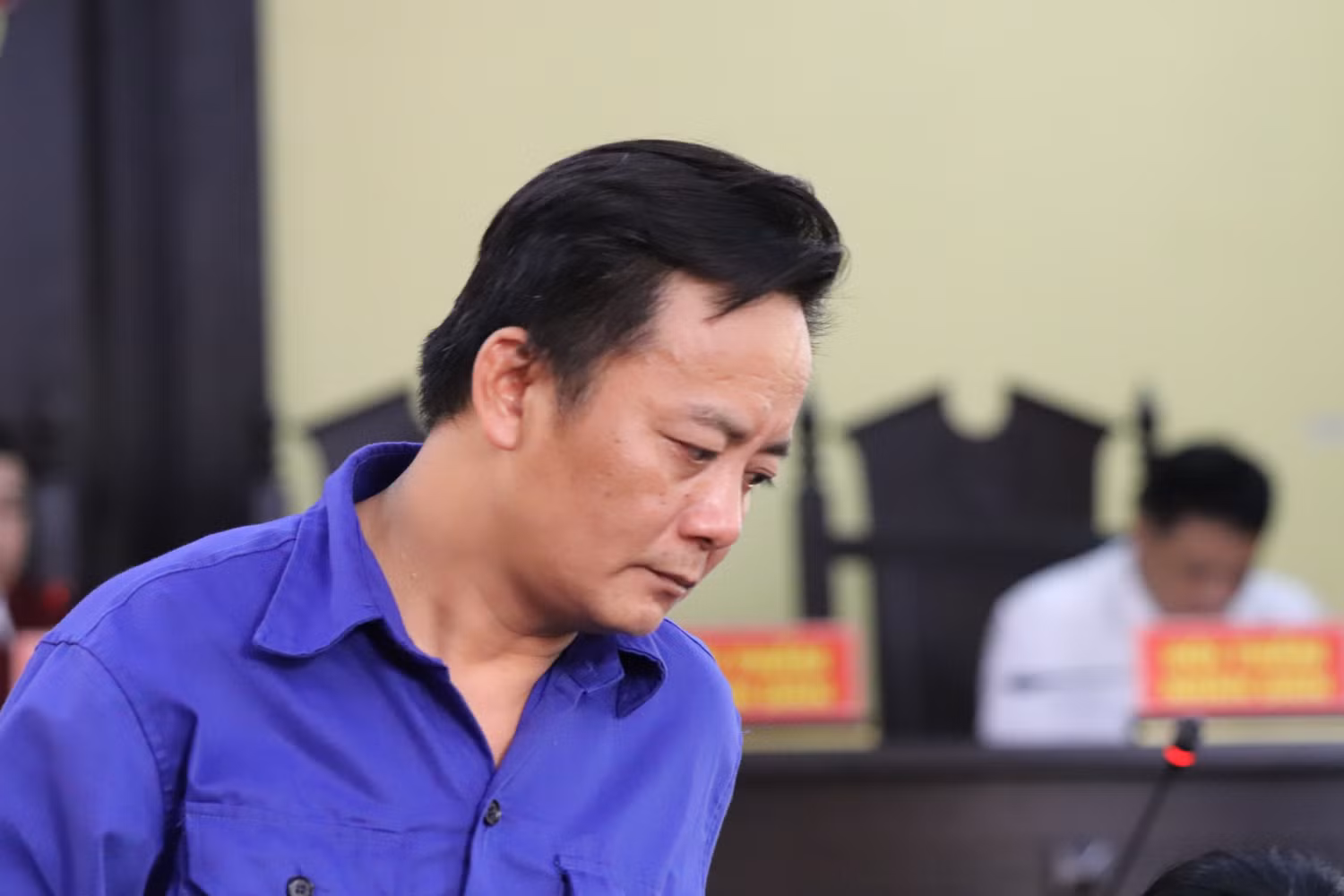 Nguyễn Minh Khoa (cựu Phó Trưởng phòng An ninh chính trị nội bộ, Công an tỉnh Sơn La) bị tuyên phạt 8 năm tù về tội Đưa hối lộ. Ảnh Vũ Phương.