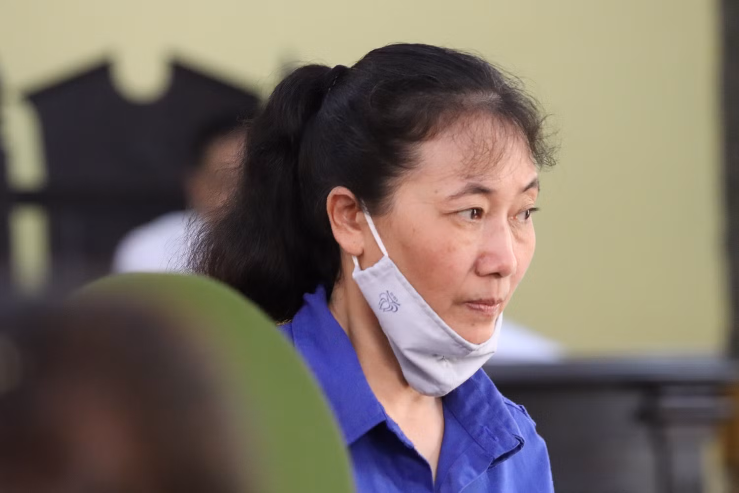 Bị cáo Nguyễn Thị Hồng Nga khai biết sai vẫn làm vì cấp trên chỉ đạo. Ảnh: Vũ Phương. Bị cáo Nguyễn Thị Hồng Nga khai biết sai vẫn làm vì cấp trên chỉ đạo. Ảnh: Vũ Phương.