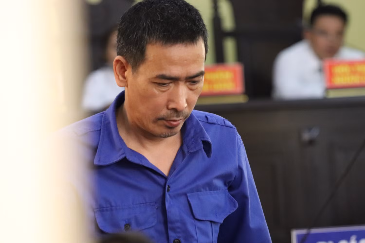Đặng Hữu Thủy (cựu Phó Hiệu trưởng Trường Trung học Phổ thông Tô Hiệu) nhận mức án 8 năm tù và phạt 20 triệu đồng về tội Lợi dụng chức vụ và quyền hạn trong thi hành công vụ. Ảnh: Vũ Phương.