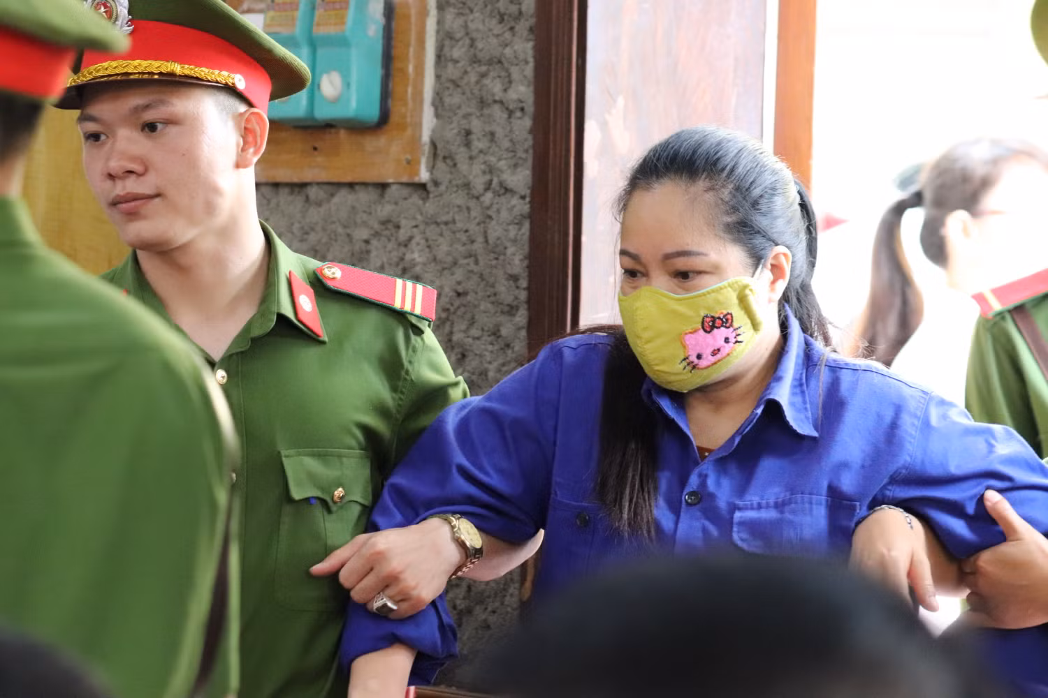 Hoàng Thị Thành (cựu Chủ tịch Hội Nông dân huyện Quỳnh Nhai, tỉnh Sơn La) nhận mức án 3 năm tù cho hưởng án treo và được trả tự do tại tòa về tội Đưa hối lộ. Ảnh: Vũ Phương.