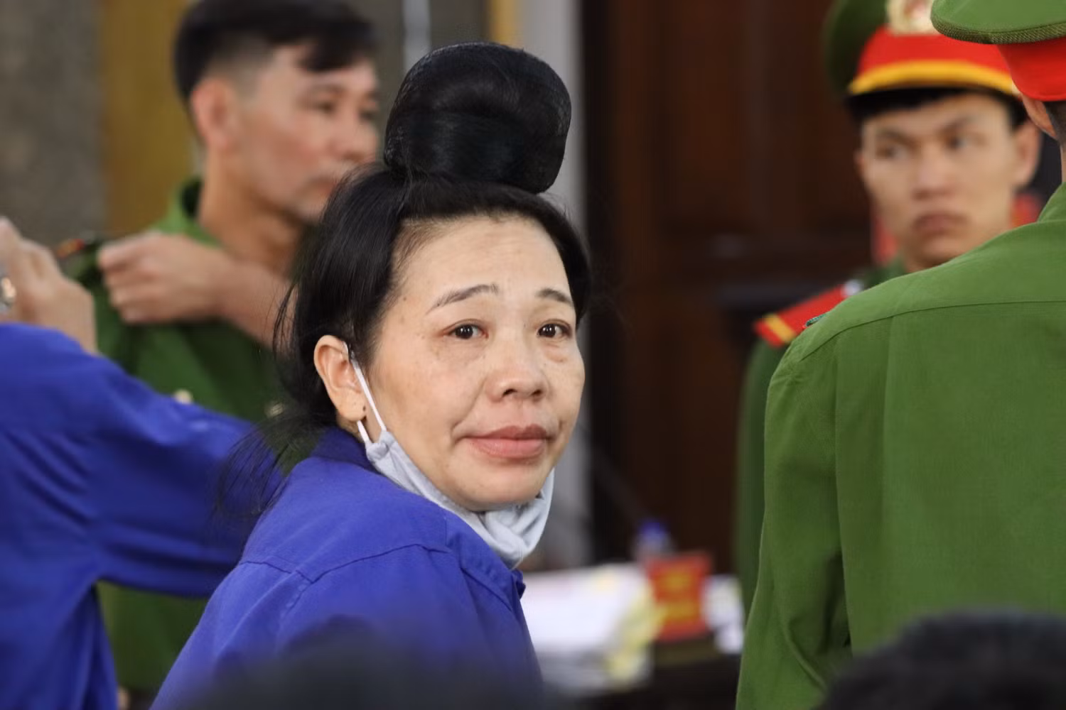 Lò Thị Trường (lao động tự do, thành phố Sơn La) bị tuyên phạt 30 tháng tù, cho hưởng án treo và được trả tự do tại tòa về tội Đưa hối lộ. Ảnh: Vũ Phương.