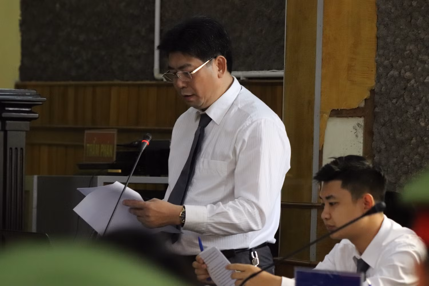 Luật sư Nguyễn Thanh Sơn bào chữa cho bị cáo Lò Văn Huynh. Ảnh: Vũ Phương.