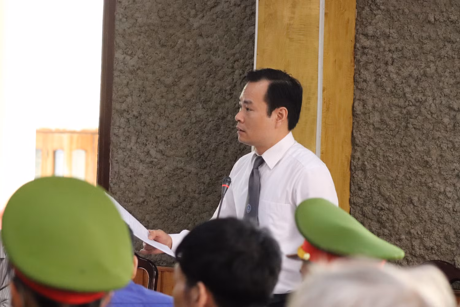 Luật sư Trần Anh Tú bào chữa cho bị cáo Nguyễn Minh Khoa thực hiện quyền bào chữa cho bị cáo. Ảnh: Vũ Phương. Luật sư Trần Anh Tú bào chữa cho bị cáo Nguyễn Minh Khoa thực hiện quyền bào chữa cho bị cáo. Ảnh: Vũ Phương.