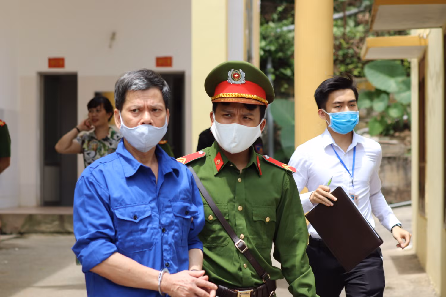 Bị cáo Lò Văn Huynh thời gian đầu khai bị cáo Khoa nhờ nâng điểm và đưa trước 1 tỷ đồng, nhưng sau đó thay đổi lời khai nói không nhận tiền của bị cáo Khoa. Ảnh: Vũ Phương.