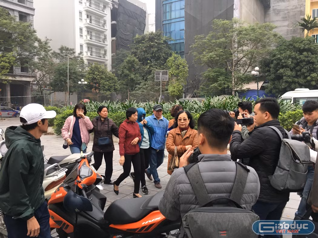 Phiên tòa sơ thẩm ngày 14/1, bà Quy trùm kín được người thân đưa đến tòa. Ảnh: Vũ Phương