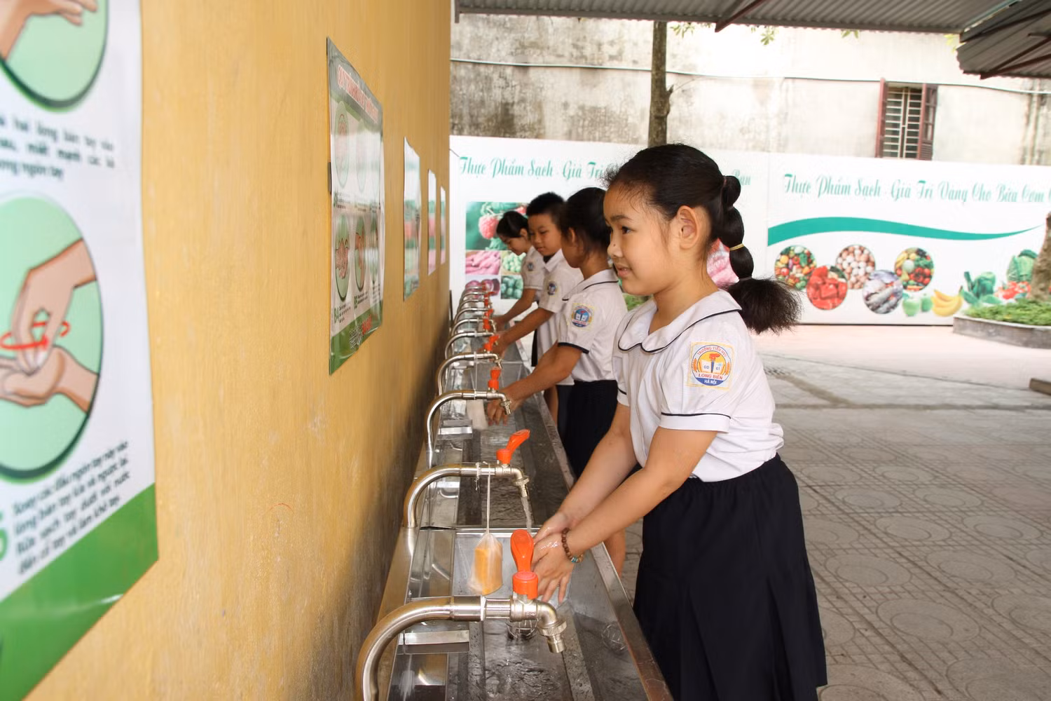 Nhà trường bố trí nhiều vòi nước, xà phòng để học sinh rửa tay thường xuyên. Ảnh: Vũ Phương