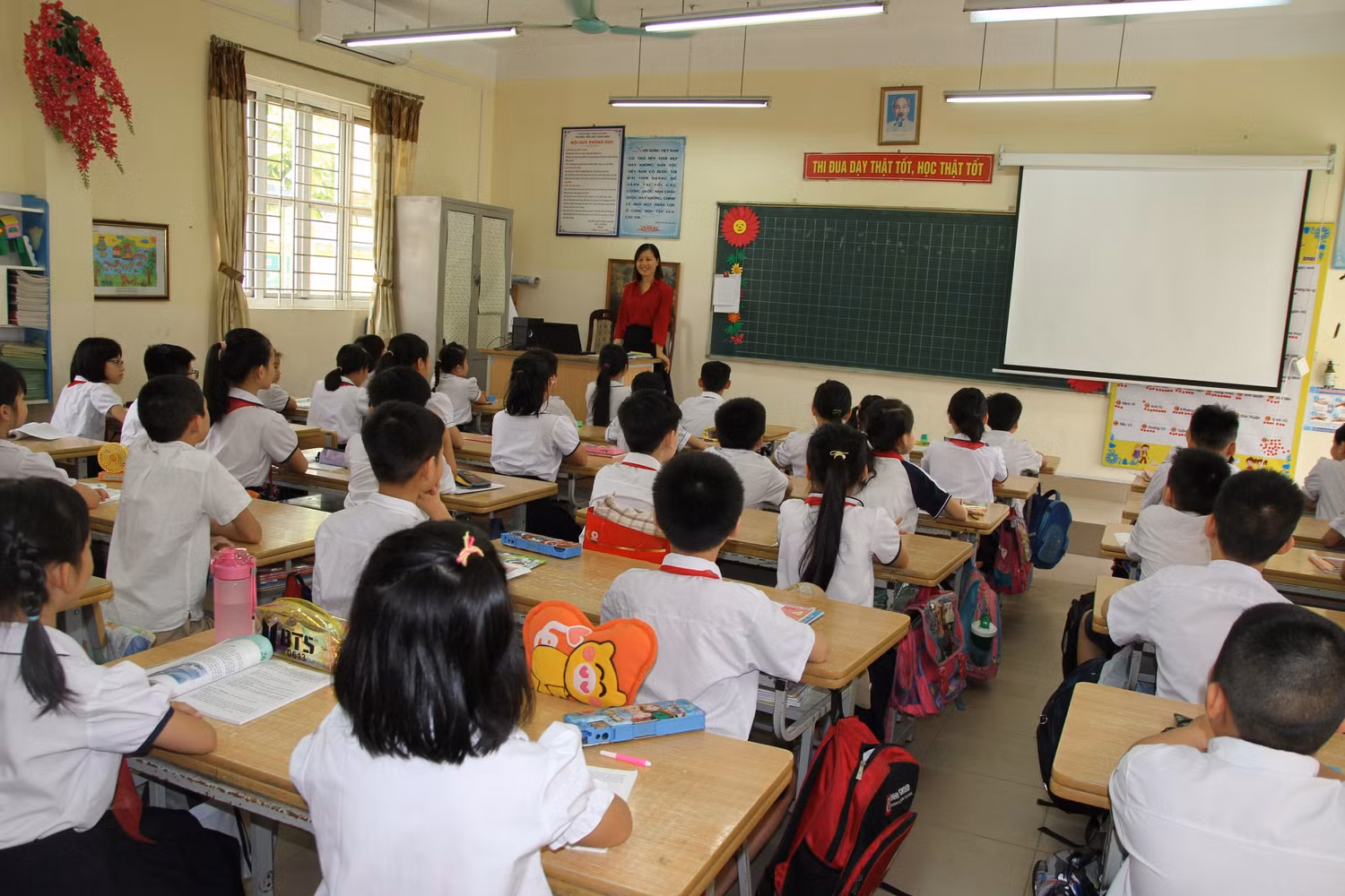 Trong lớp các em không phải đeo khẩu trang, nhưng khi ra chơi vẫn phải đeo khẩu trang để đảm bảo an toàn. Ảnh: Vũ Phương
