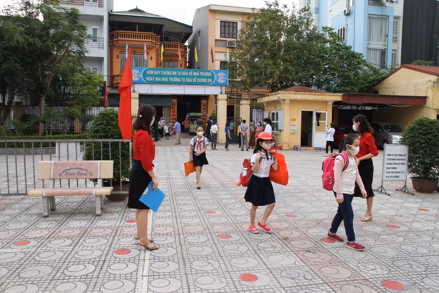 Học sinh vẫn thực hiện giãn cách, đeo khẩu trang khi đến trường. Ảnh: Vũ Phương