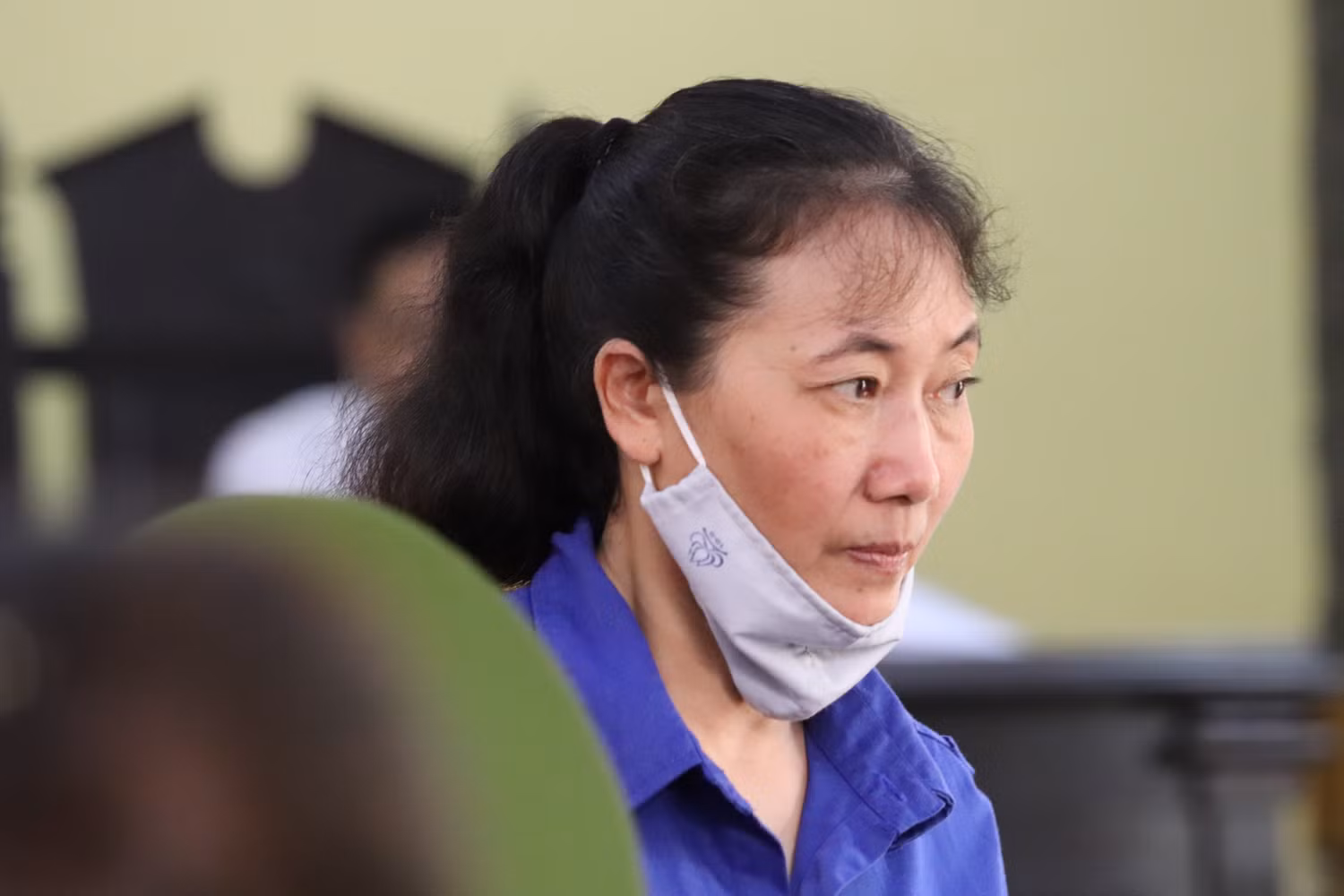 Nguyễn Thị Hồng Nga (cựu chuyên viên Phòng Khảo thí và Quản lý chất lượng, Sở Giáo dục và Đào tạo tỉnh Sơn La) bị tuyên phạt 19 năm 6 tháng tù cho cả 2 tội danh Nhận hối lộ và tội Lợi dụng chức vụ và quyền hạn trong thi hành công vụ. Ảnh: Vũ Phương.