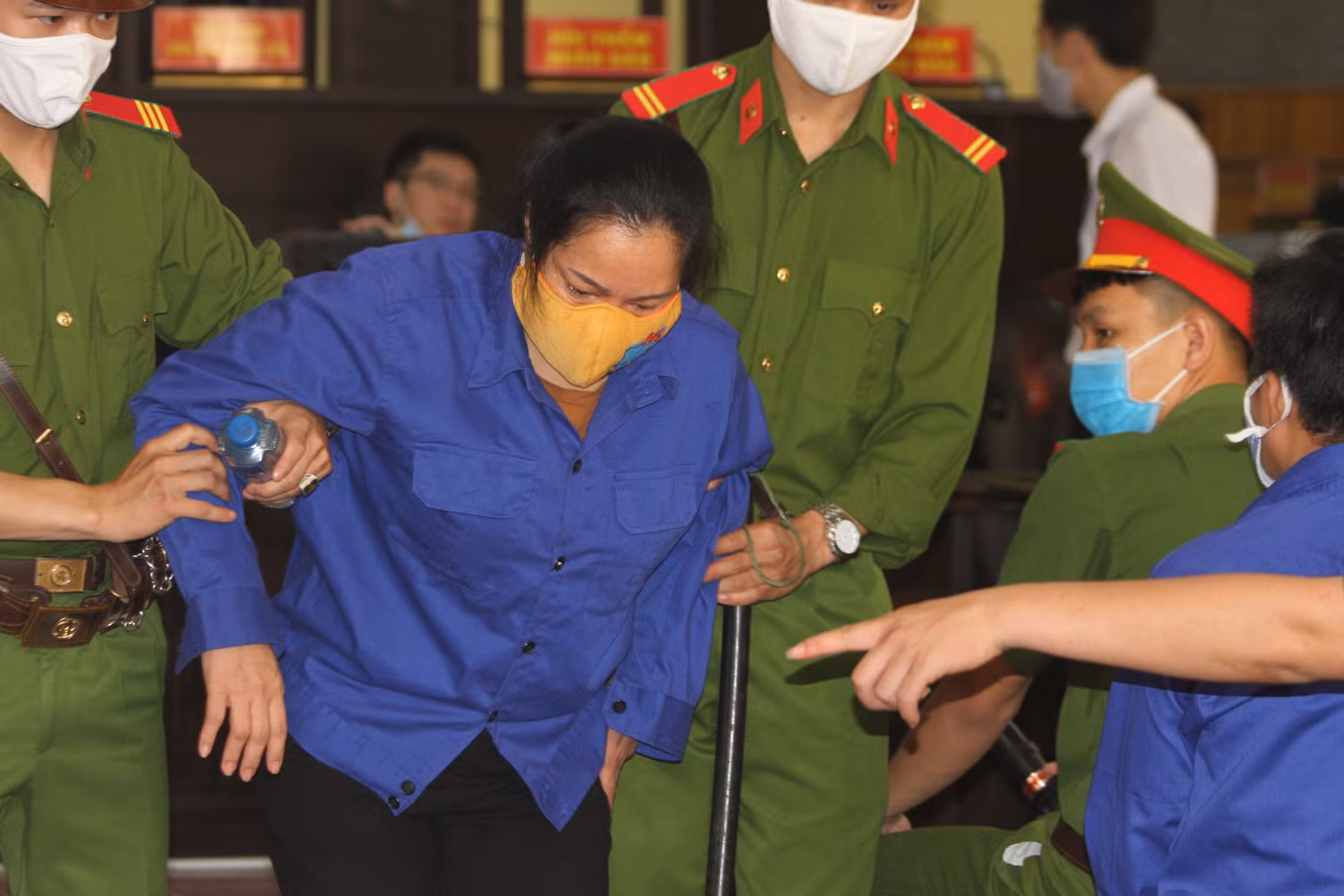Bị cáo Hoàng Thị Thành bị truy tố tội đưa hối lộ để chạy điểm cho con không thể tự đi lại. Ảnh: Vũ Phương.